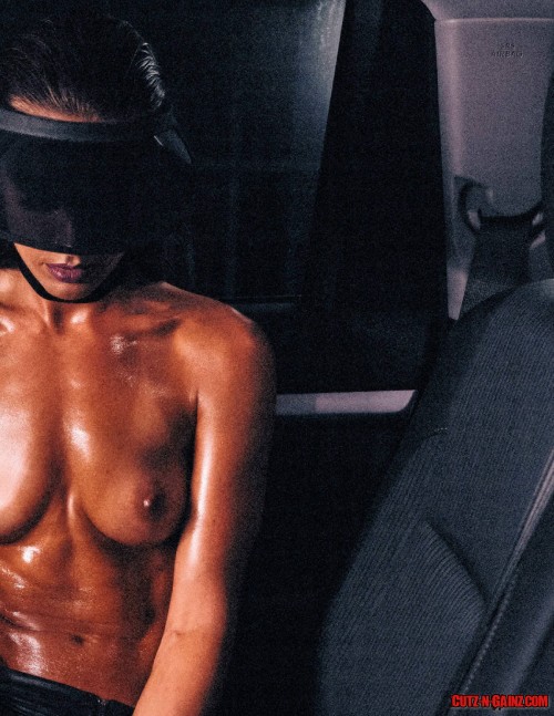 Sexy Fitnessmodel Valentina Lequeux zeigt sich topless beim Virtual Reality Gaming