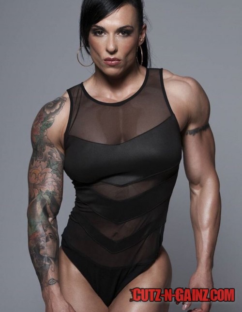 Bodybuilderin Laura Pintado Chinchilla aus Spanien präsentiert sexy Muskeln und tolle Tattoos