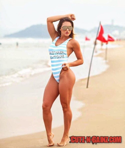 Nathana Vicento (@nathanapersonal), Fitnessmodel und Personal Trainer, zeigt top Bikinifigur
